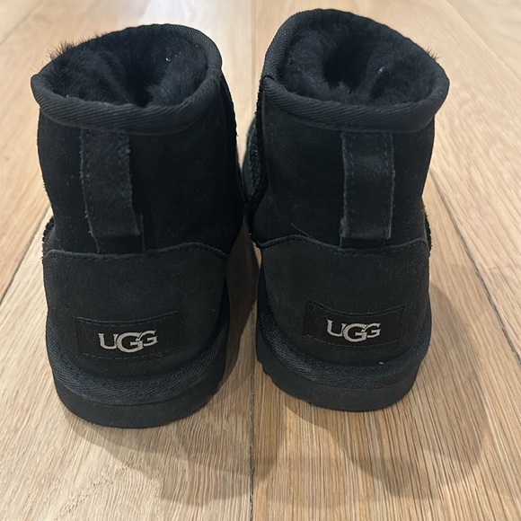 Girls Ultra Uggs - black - size 4 - Picture 6 of 6